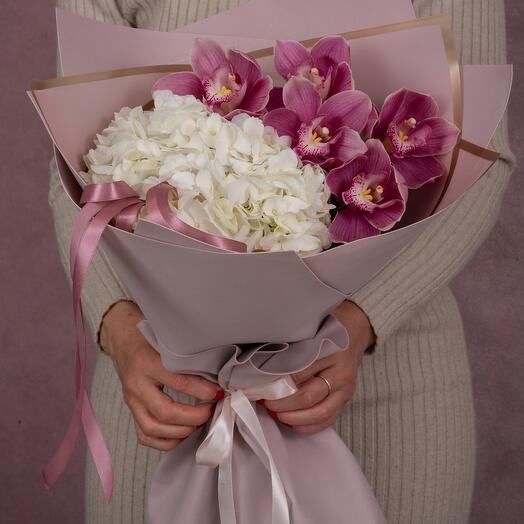 Стильный букет из гортензии и розовой орхидеи