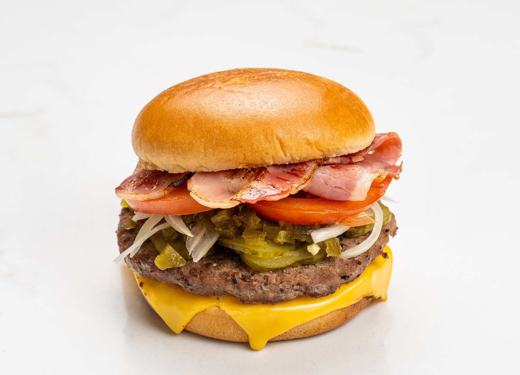 Бургер с перцем халапеньо и сыром чеддер