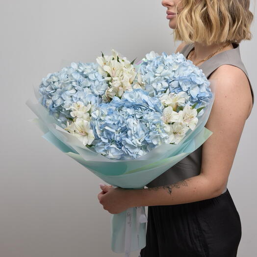 Букет с 3 голубыми гортензиями и белыми альстромериями