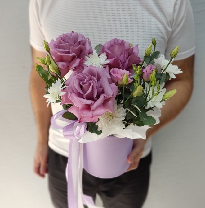 Коробка с французскими розами и эустомой