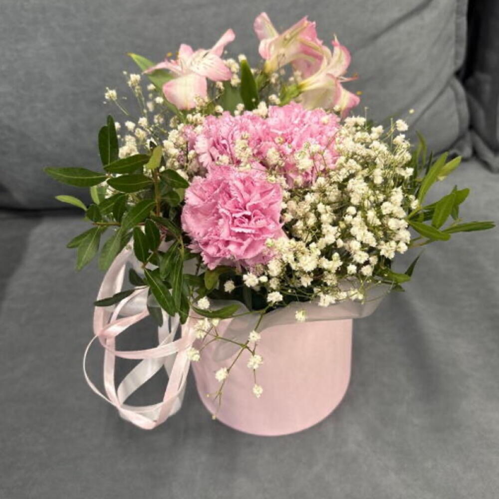 Милая композиция из цветов в коробке