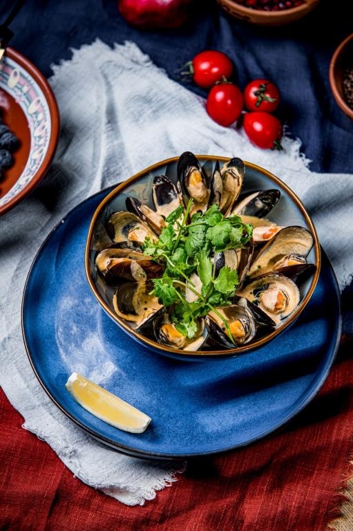 Мидии по-батумски в пикантном соусе