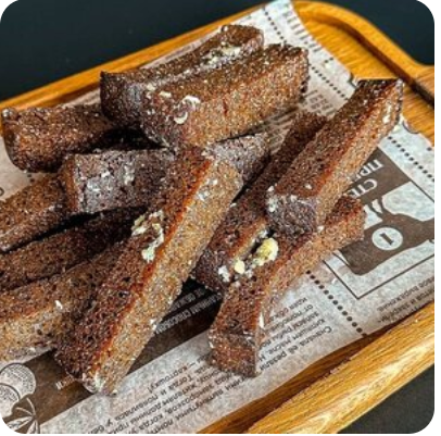 Ржаные гренки с соусом блю чиз