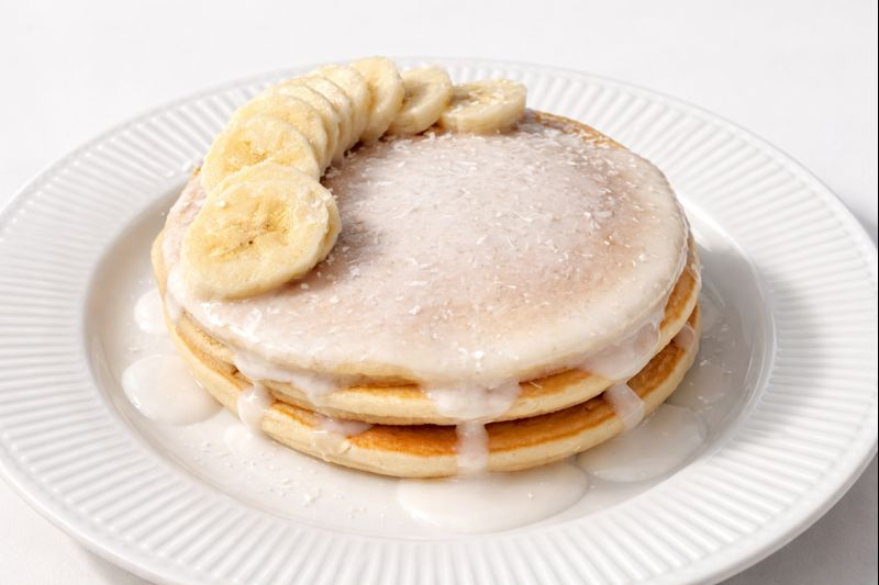 Панкейки с кокосовым топпингом и бананом