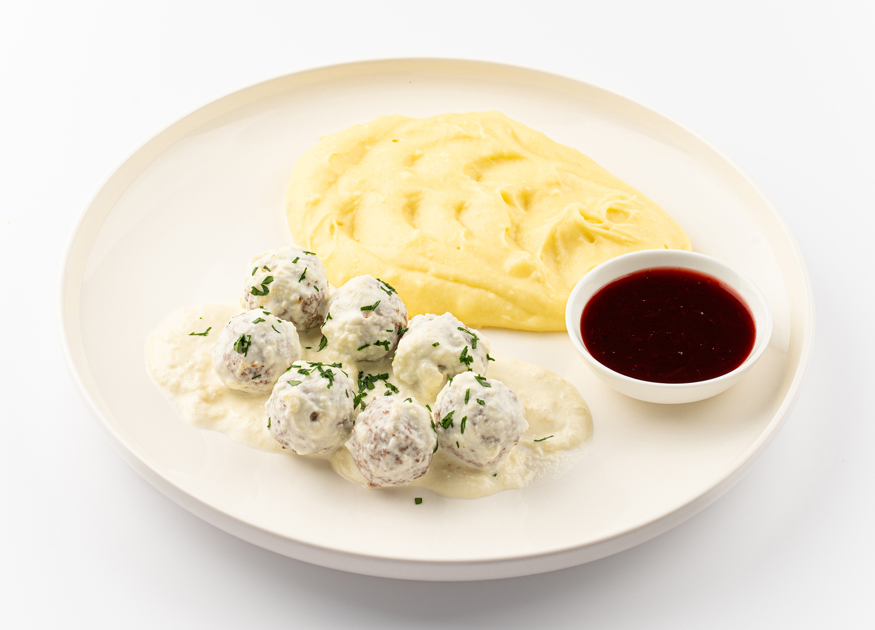 Фрикадельки с картофельным пюре и брусничным соусом