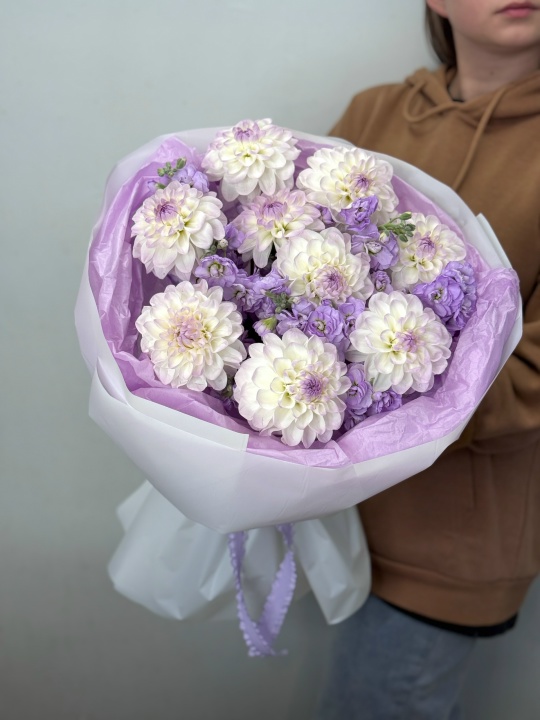 Нежные георгины с лавандовой маттиолой