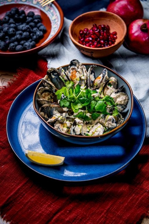 Мидии по-батумски с горганзолой и пастой из грецкого ореха