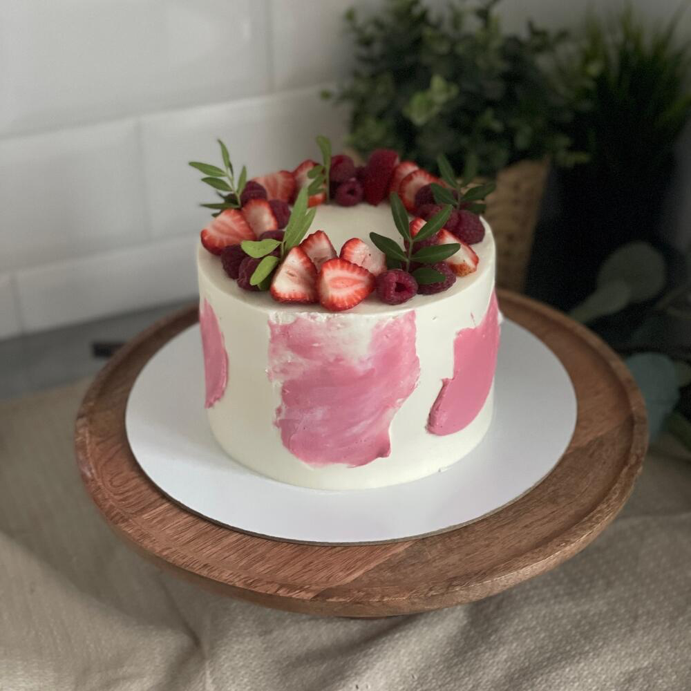 Торт с клубникой и малиной розовый