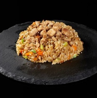 Рис с морепродуктами и овощи и соус на выбор