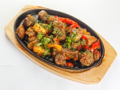 Сковородка из телятины с овощами