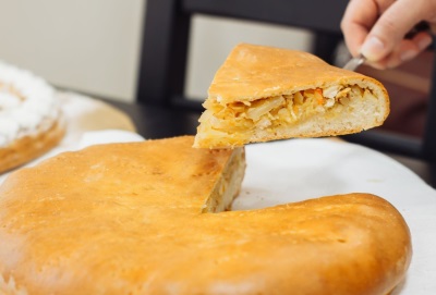 Пирог с капустой, курицей и грибами