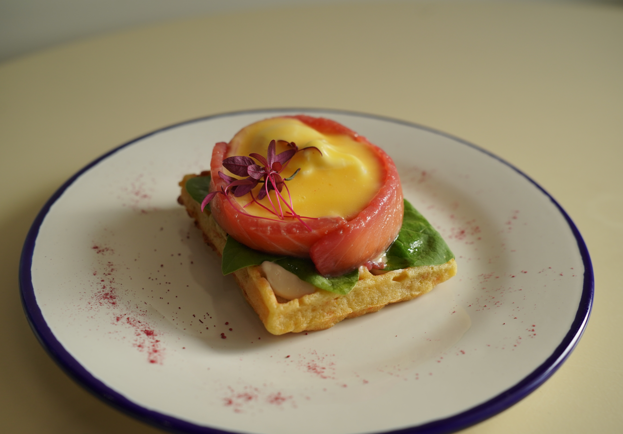 Вафля Бенедикт с лососем