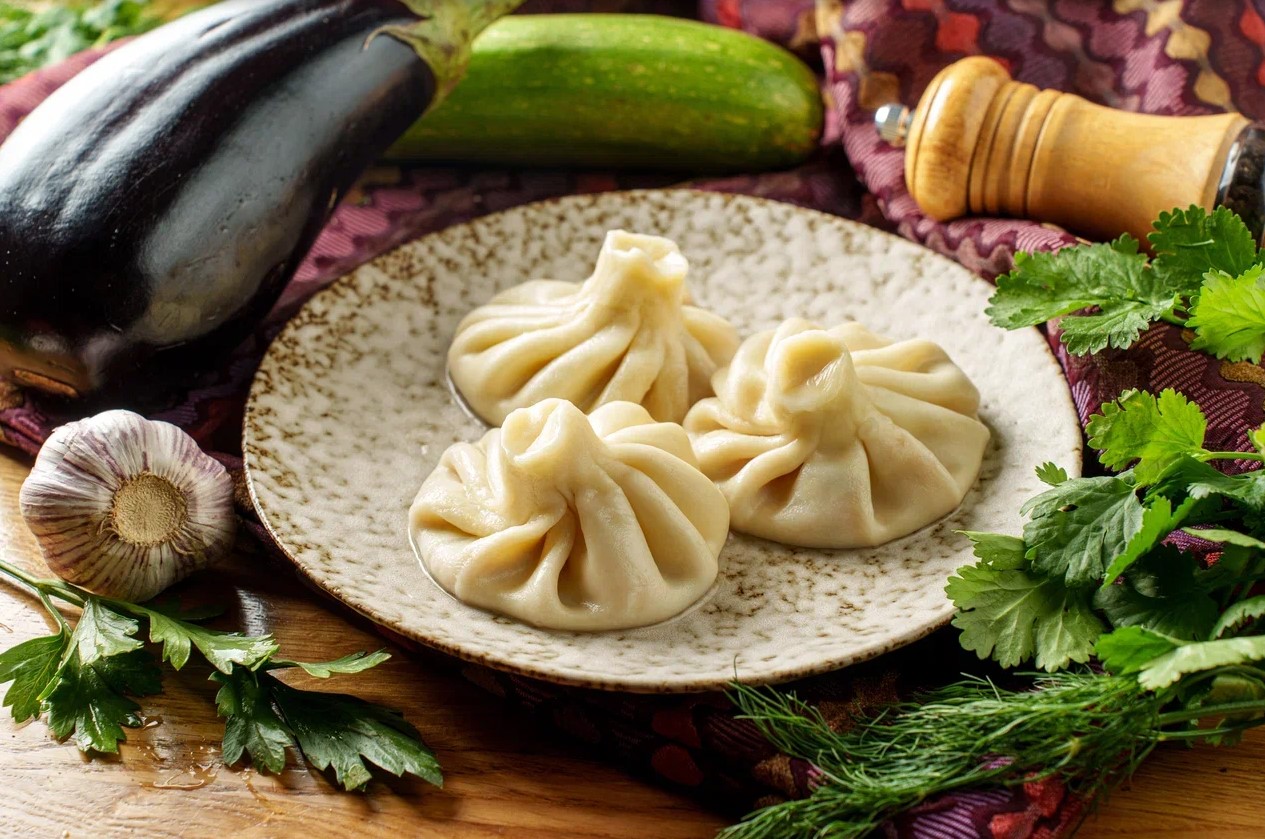 Хинкали с томатами и сыром