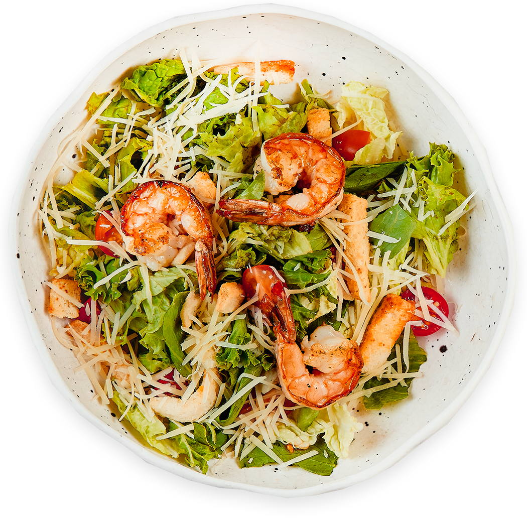 Цезарь с тигровыми креветками, пармезаном и крутонами