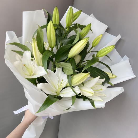 Букет из 5 белых лилий