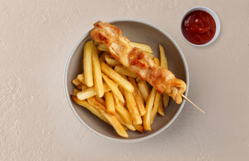 Шашлычок из цыплёнка с картофелем фри и кетчупом