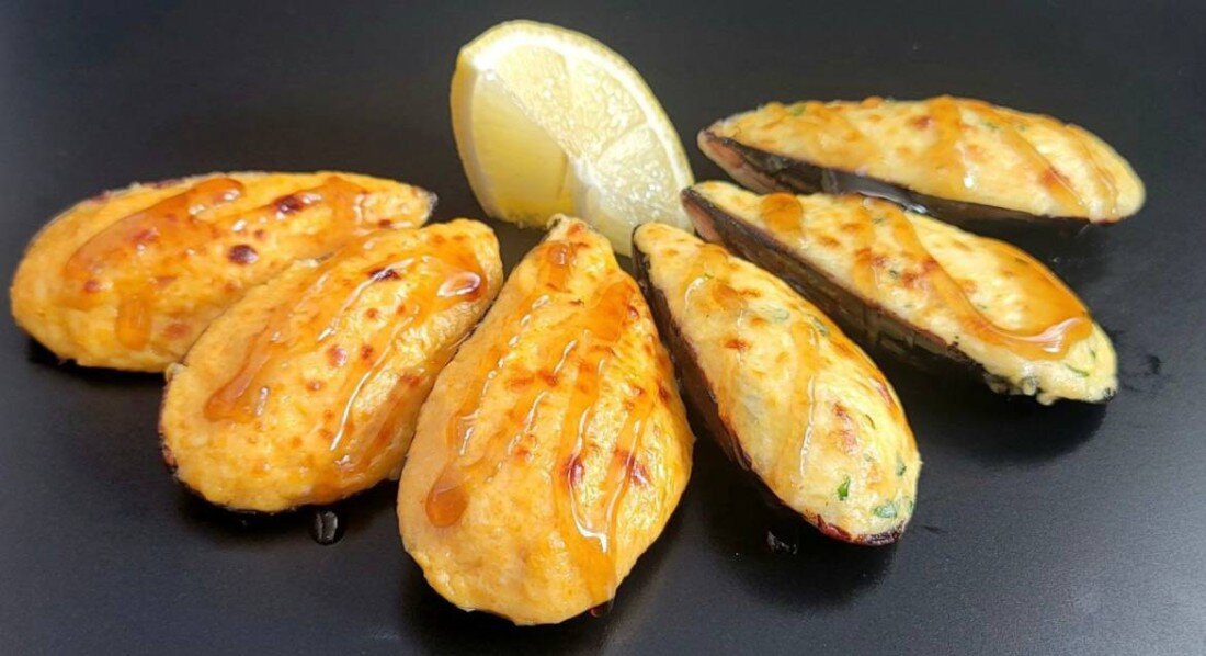 Запеченные мидии под сырной шапочкой