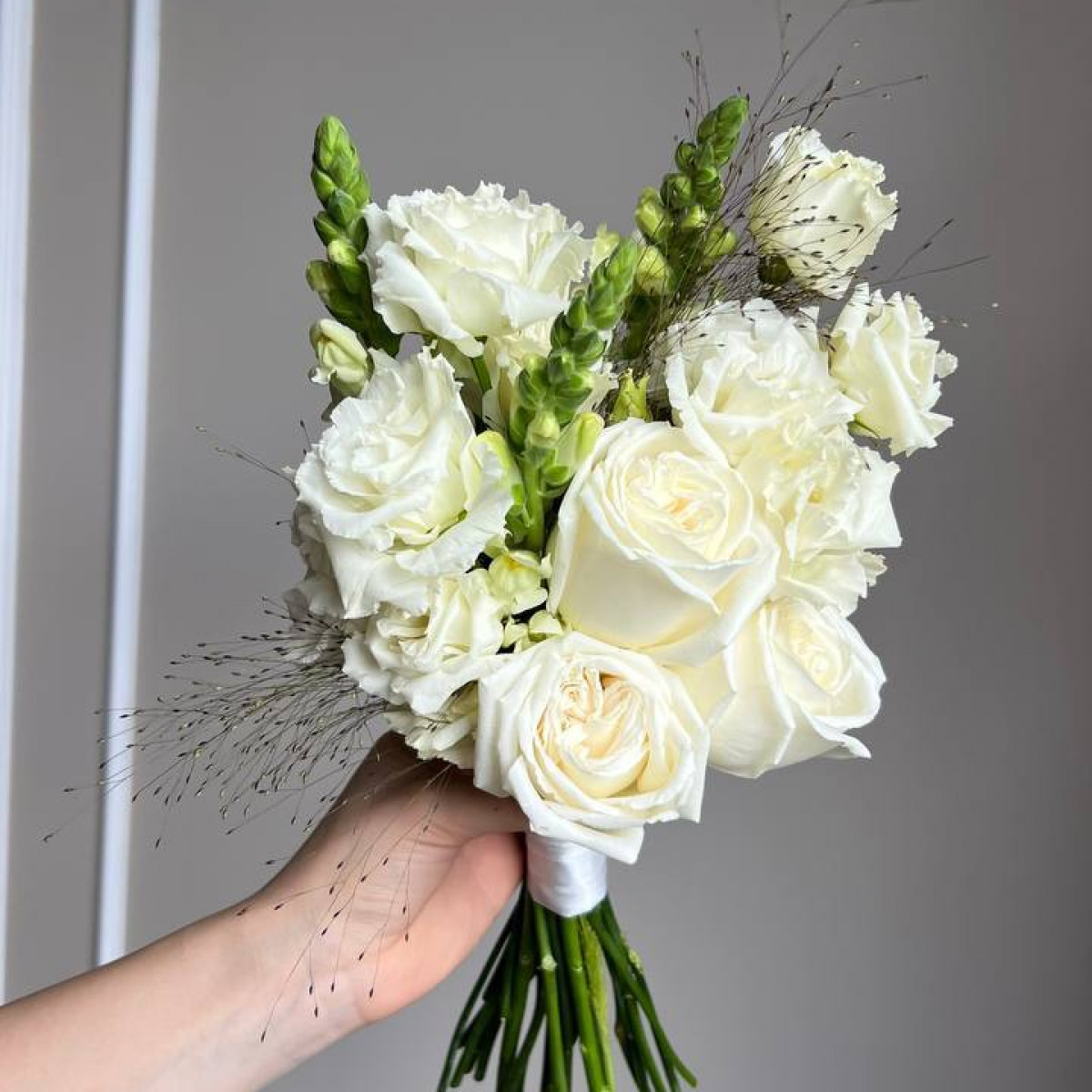 Букет невесты с розами и эустомами (предзаказ)