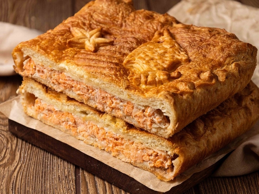 Пирог из слоеного теста с семгой 1кг