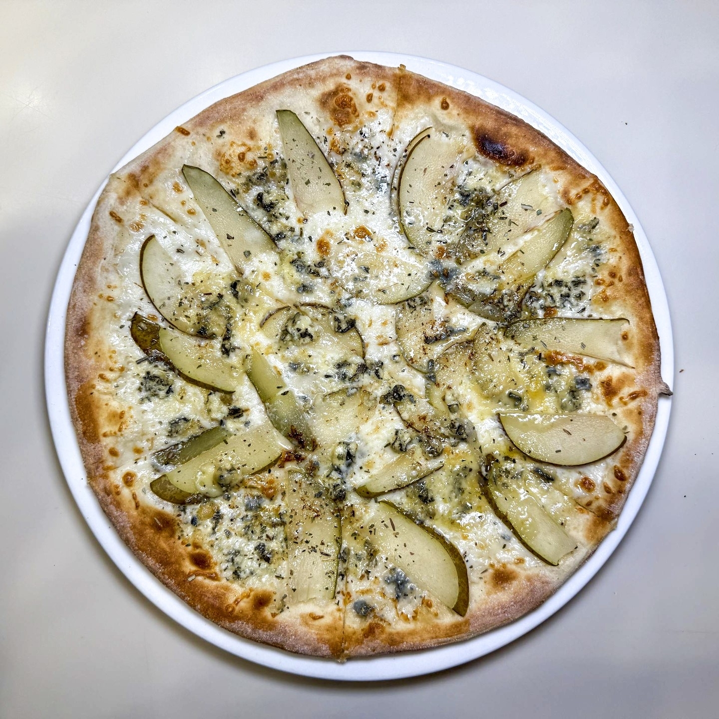 Пицца с сыром дорблю и грушей