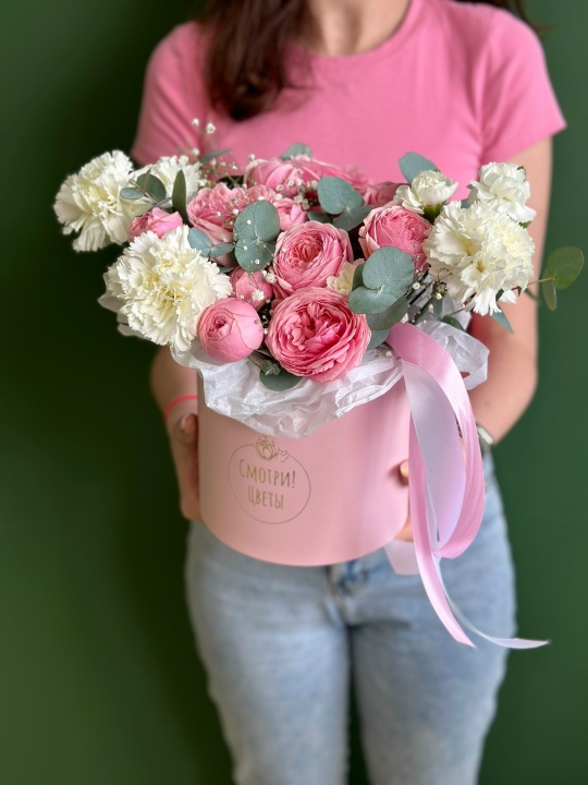 Коробка с пионовидными розами сильва