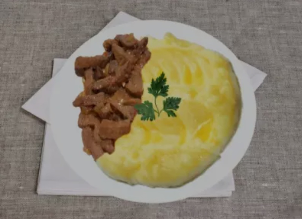 Картофельное пюре с гуляшом из говядины