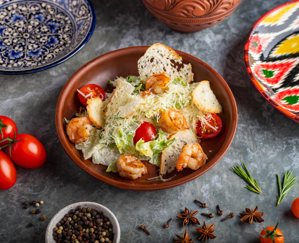 Салат Цезарь с креветками