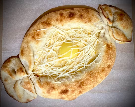 Хачапури по-аджарски.