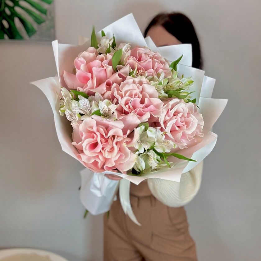 Классический букет розы и альстромерии