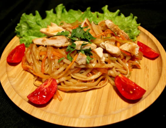Удон с курицей и овощами