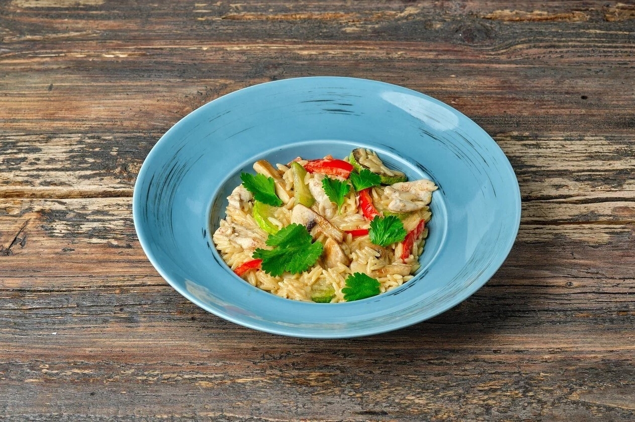 Паста Ризонни с курицей Том Ям