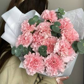 Розовые диантусы с эвкалиптом