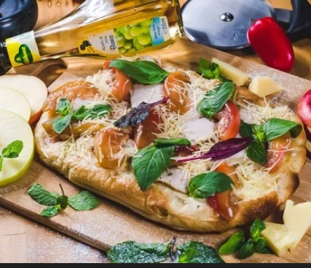 Пицца с индейкой и яблоками