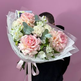 Альстромерии с французскими розами и диантусами