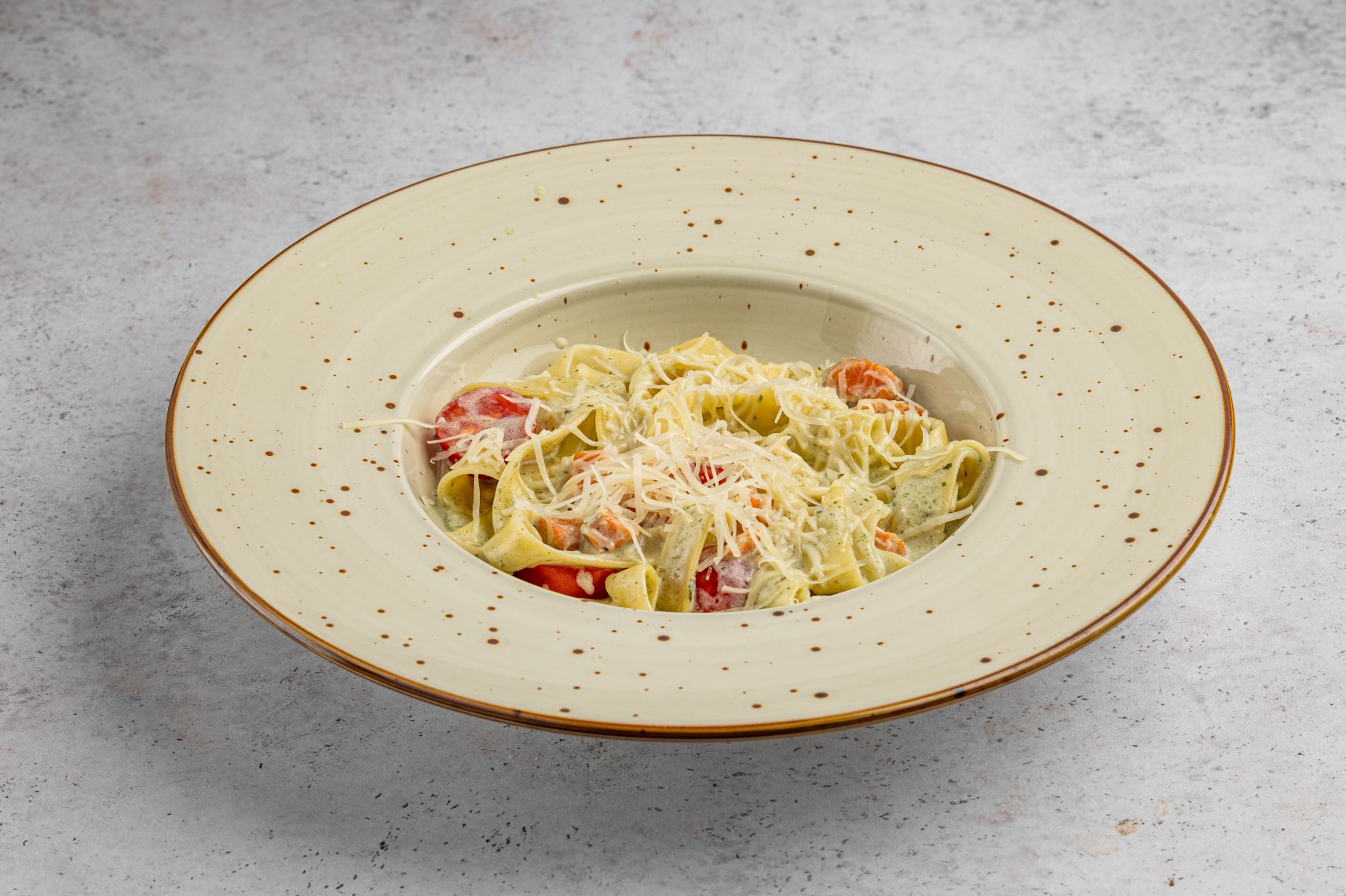 Паста с лососем в сливочном песто-соусе