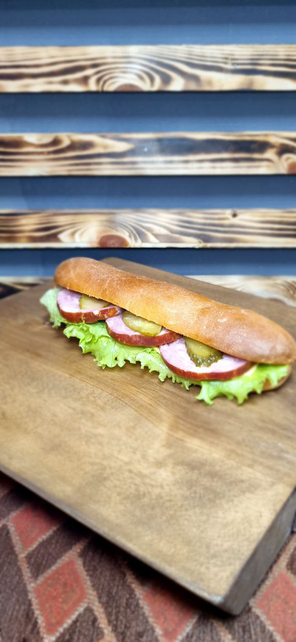 Сэндвич с копчёной колбасой