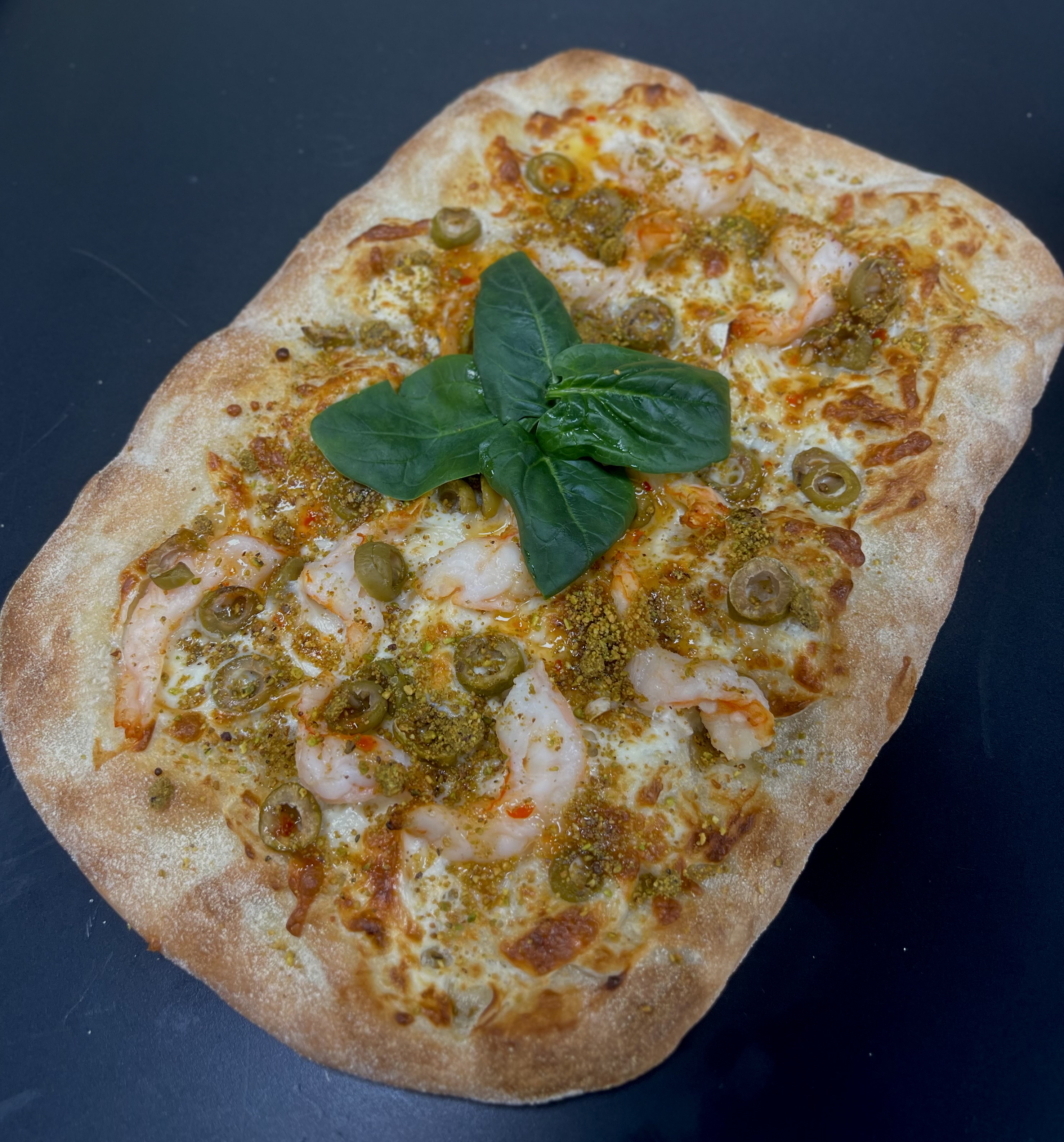 Римская пицца с креветками, оливками, шпинатом и соусом свит чили