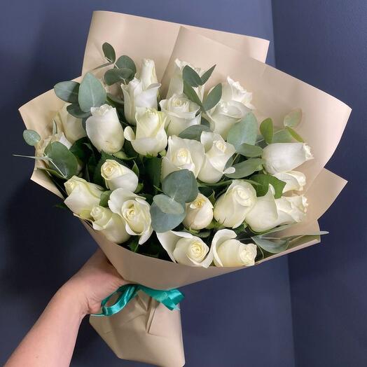 25 роз с эвкалиптом