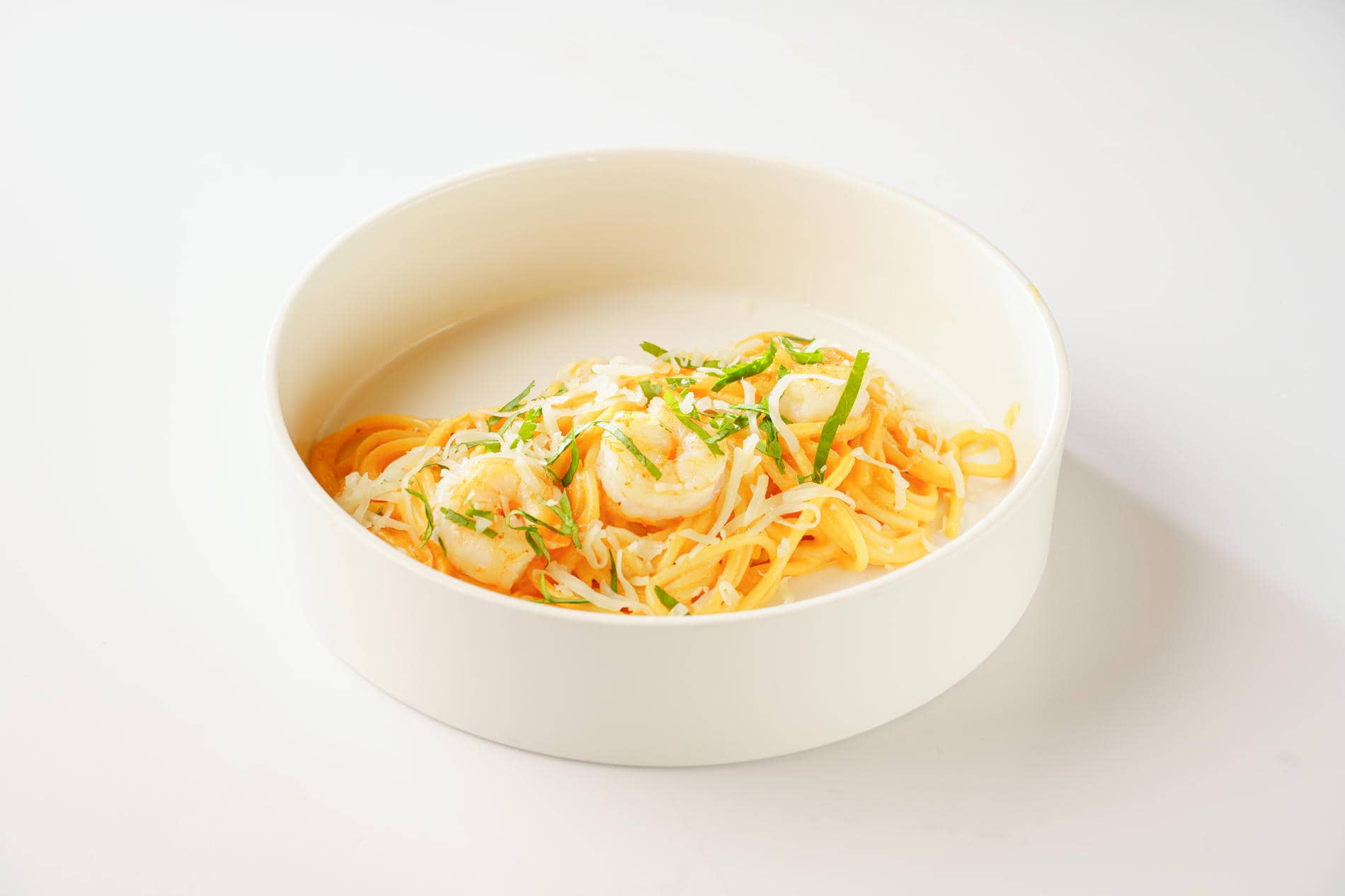 Паста с креветками и соусом ромеско