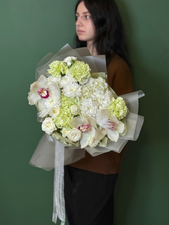 Букет с белой гортензией, цимбидиумом и хризантемой алтай
