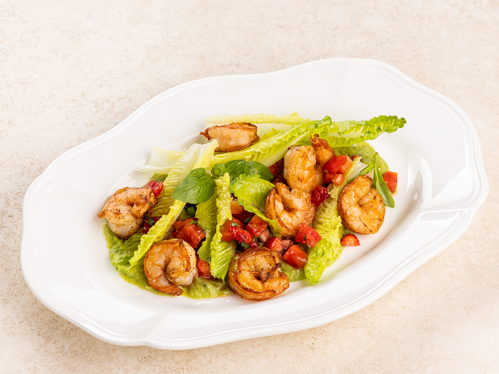 Салат с креветками, авокадо и клубникой