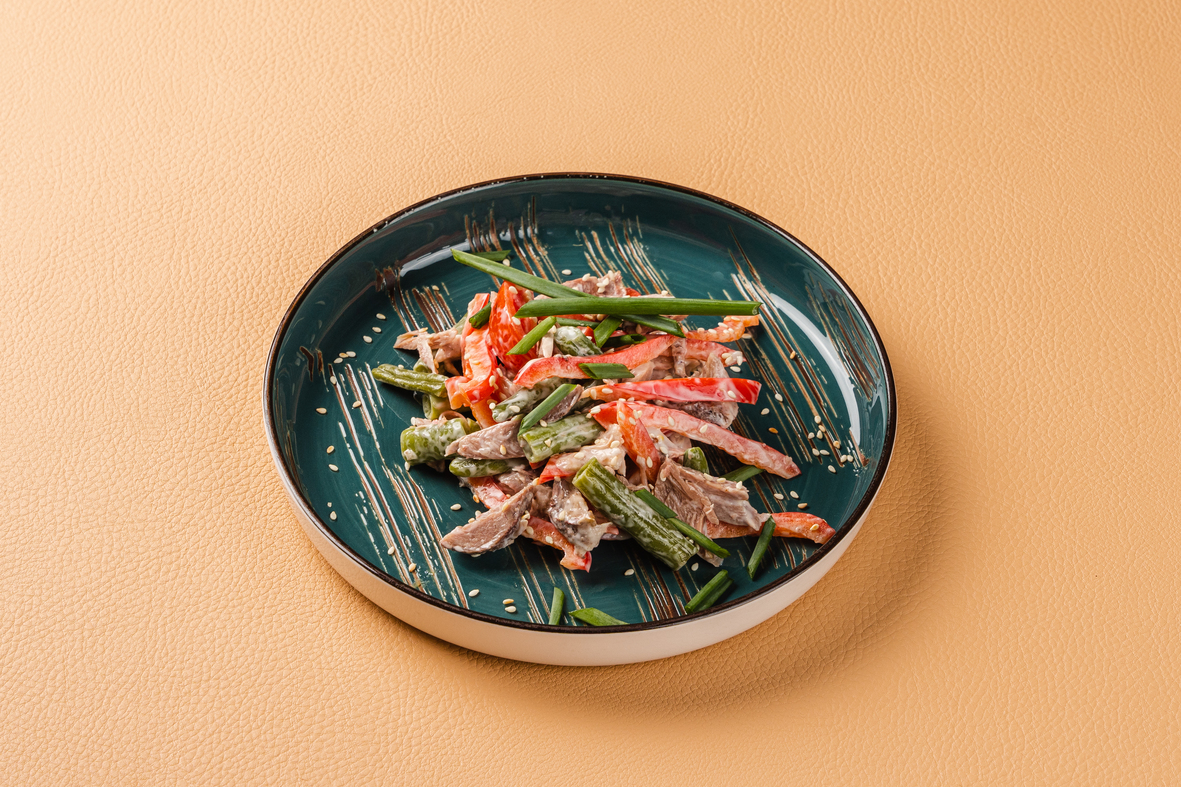 Салат со свиной рулькой