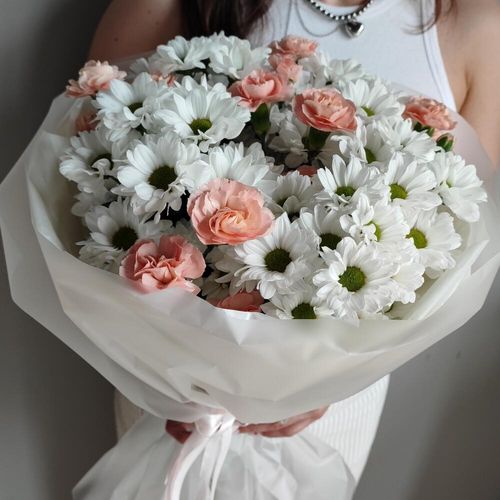 Букет из кустовой ромашковой хризантемы и диантуса (б1763)