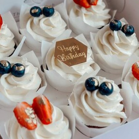 9 Капкейков Happy Birthday с клубникой и голубикой