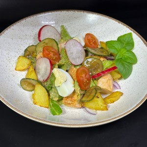 Фермерский салат с печеной курочкой и жареным картофелем