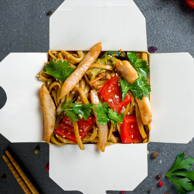Wok по-китайски с курицей и лапшой удон