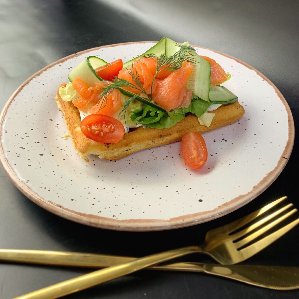 Вафли с форелью и сливочным сыром