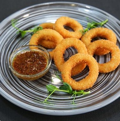 Кольца Луковые с медово-горчичным соусом