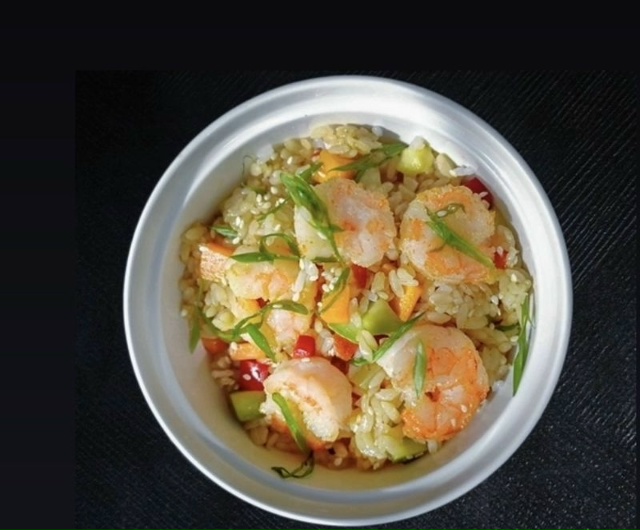 Чесночный рис с креветками