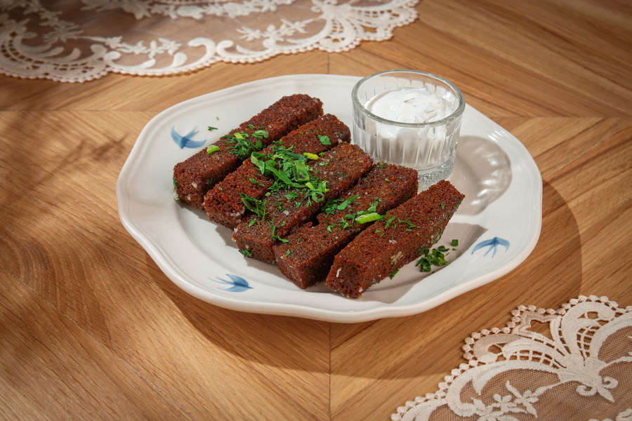 Гренки бородинские с чесночным соусом